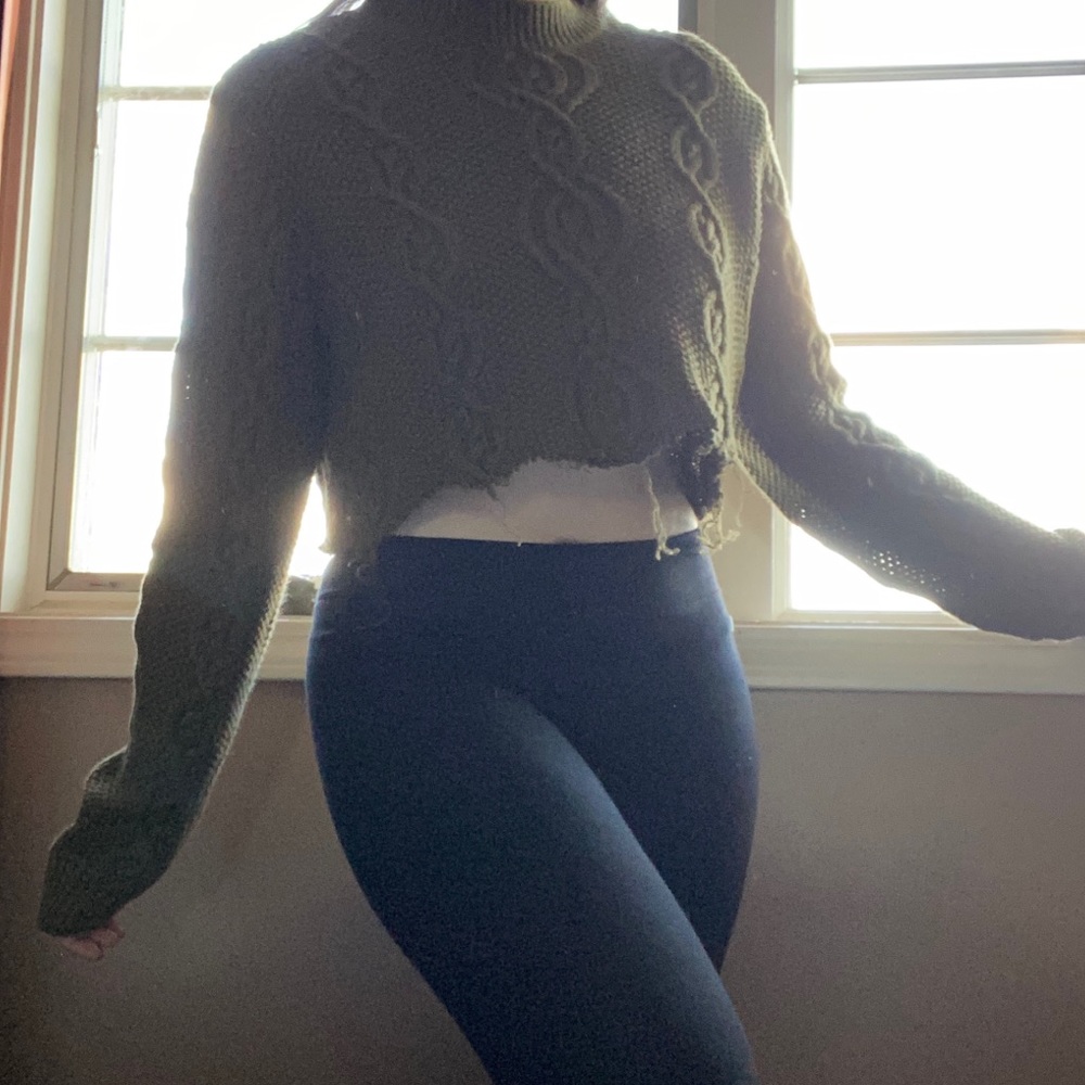 Cropped olive green cable knit sweater size small - Picture 2 of 10